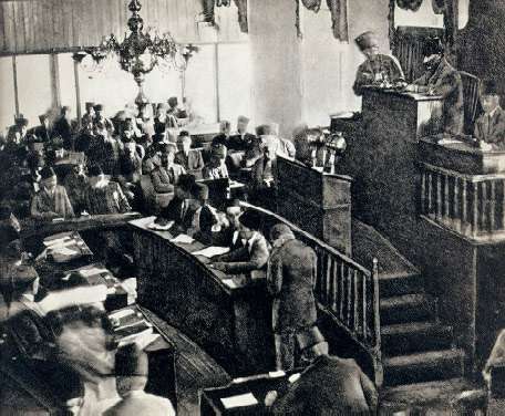 TBMM Başkanı Gazi Mustafa Kemal, Büyük Taarruzdan önce, Türkiye Büyük Millet Meclisi başkanlık kürsüsünde (1922)